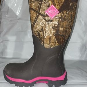 Women’s Woody Max Muck Boots size 5